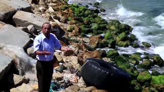 Gazans try to stop erosion with concrete blocks
