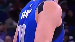 Luka Doncic No Look Pass to Doe 👀