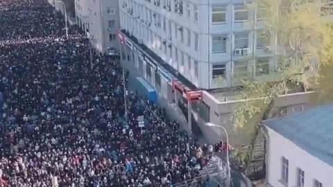 Mass Islamic prayer on the streets of Moscow