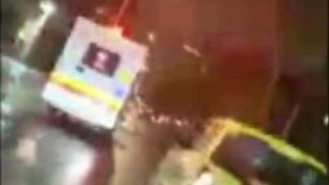 Video | Ambulancia que chocó a conductor se lo llevó colgado en los espejos