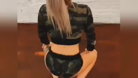 Sexy Girl twerk her body