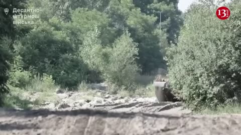 Footage of Ukrainian army preparing for counteroffensive with "Challenger 2" tanks