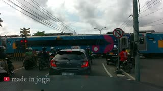 Indonesian Train, KAI melintas di ruas jalan HOS Cokroaminoto Yogyakarta