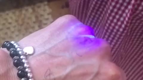 Con luz UV ultra violeta detectan vacunados 19-COV luciferasa bioluminiscencia