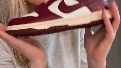 750Kicks Unboxing: Nike Dunk Low Just Do It Team Red with @Liesjjansen - Winter Style Outfits NL YT