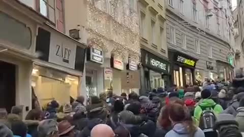 Austria: Sfidano il lockdown e in lingua austriaca cantano: LA GENTE COME NOI NON MOLLA MAI!