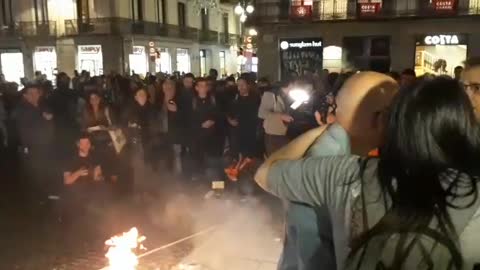 Paramilitares separatistas queman bandera, el Rey, Marlaska y Sánchez en Barcelona