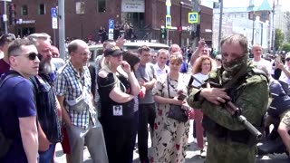 Rostov-on-Don resident asks Wagner fighters about civil war