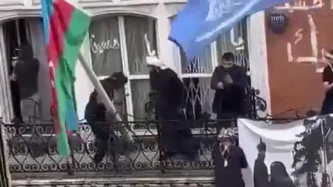 Muslims in London storm the Azerbaijan Embassy