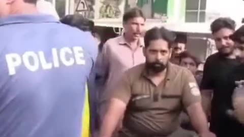Angry policeman abusing reporter in lahore