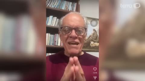 Com sorriso, pastor anuncia morte de Guilherme de Pádua em live: “Caiu e morreu”