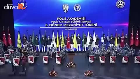 Polis, AK Parti'nin 'Türkiye Yüzyılı' şarkısını okudu