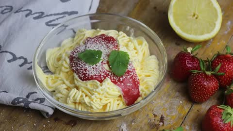 Schnelles Spaghetti-Eis I mit Erdbeersauce I Sommer Dessert I vegan möglich