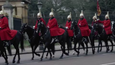 Naked Boy Flees Out of Buckingham Palace Window