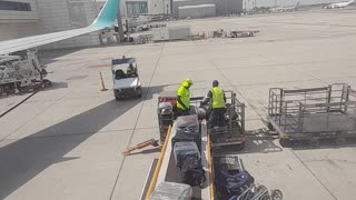 How Airlines carry your bags!