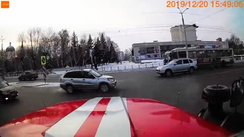 How to let firefighters with a siren pass in Omsk