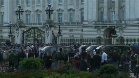 Huge Crowd Outside Buckingham Palace, Reactions For Queen Elizabeth Death#buckinghampalace #queen