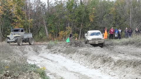 MUD DRIVERS - Jeep vs Chevrolet - 4x4 Trucks Mud Bogging Drag Racing