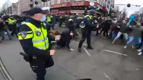 Holandská policie posílá psi na demonstranty