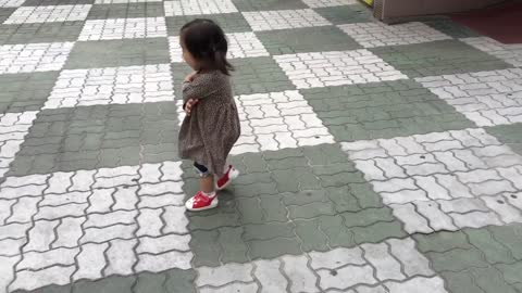 Little Korean Girl Is Adorably Excited Over Her First Vacation to America