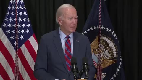 Biden's brain stops functioning for 5 seconds while answering a reporter