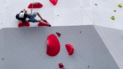 The champion of junior high school girls' rock climbing competition, 15 meters high, with the rock w