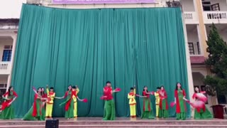 Vietnamese students dance