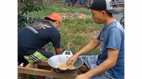 Melihat yang sedang makan .