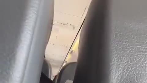 Motor de avião explode em pleno voo e passageiros ficam em pânico