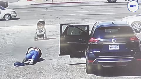 Good Samaritan rescues baby stroller from rolling into traffic