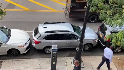 Skilled New York driver expertly maneuver his car out of a tight parking space😮