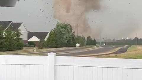 WOW! Take a look at the Greenwood, Indiana tornado from yesterday.🌪️