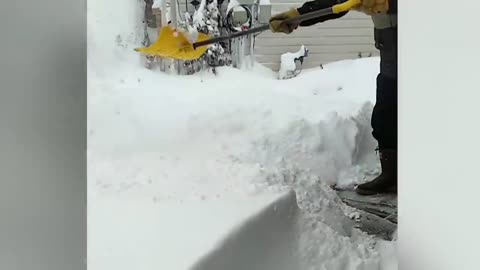 Snow trap in Canada! Ontario was pounded hard by a snowstorm with 70 km/h winds.