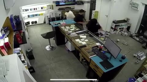 🔴Italy: Merchant reacts to robber with gun. Moments of panic