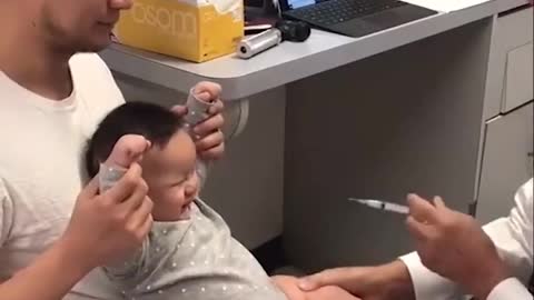 In order to make the baby less afraid when facing the needle, the doctor will pl