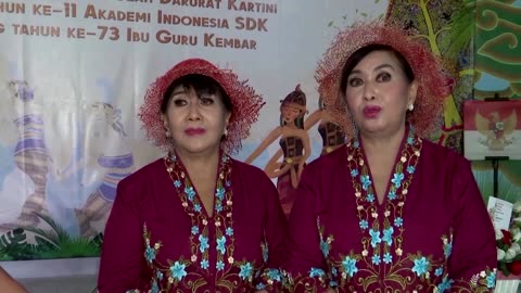 Twin moms teach marginalized children in Indonesia