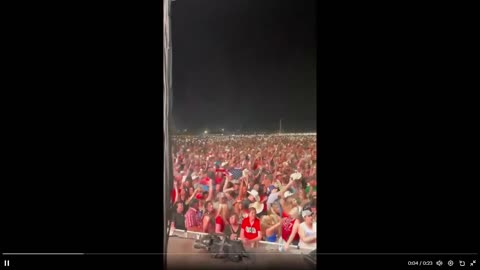 Hàng ngàn người yêu nước hát God Bless the USA tại một buổi hòa nhạc Kid Rock.