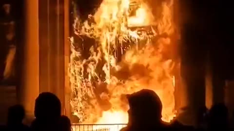 Prefeitura é incendiada em meio protestos violentos na França