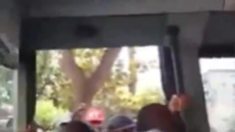 Tak zwani imigranci bez biletów szturmują autobus we Włoszech.