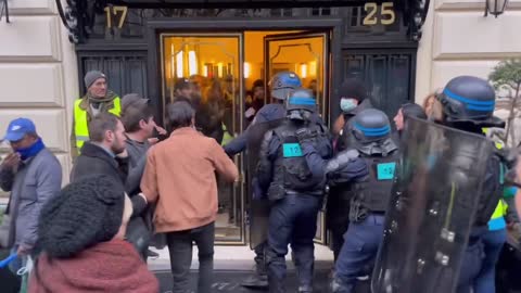 Paris, France: Police attack protesters during Yellow Vest march (Nov. 19, 2022)