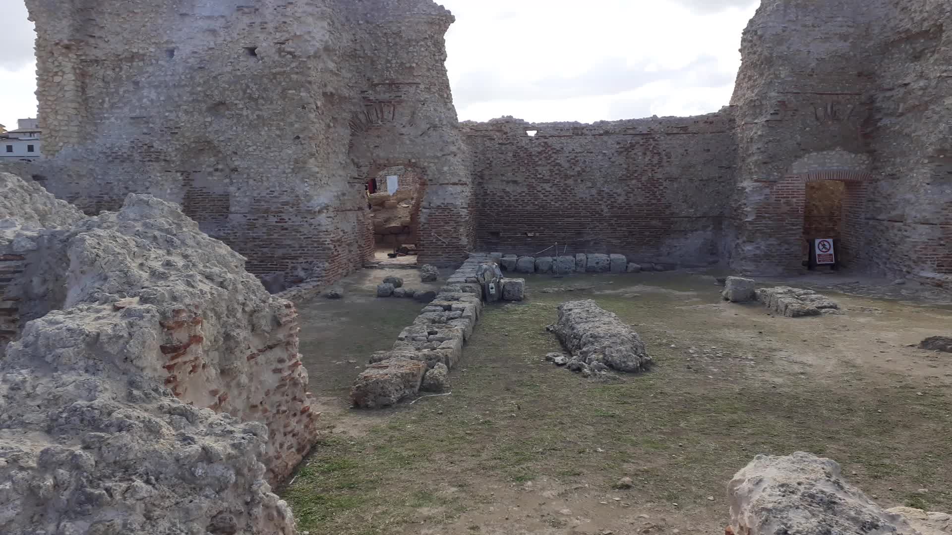 Roman Colom Roman Empire Colon tour - Walking through the ruins