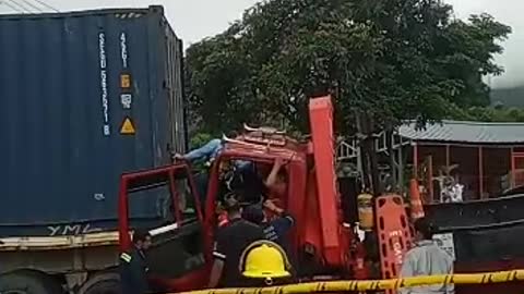 Conductor quedó aprisionado dentro de vehículo pesado tras accidente