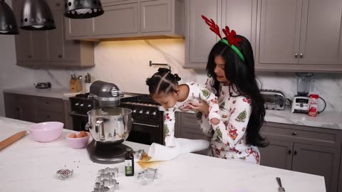 Kylie Jenner: Christmas Cookies With Stormi