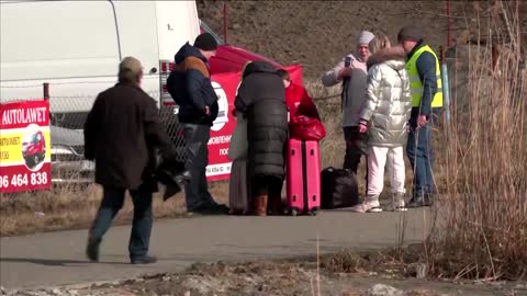 The anxious wait for relatives at Ukraine's border