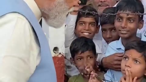 PM Modi's adorable conversation with childen in Karnataka