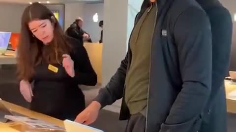 Andrew Tate BUYS OUT An ENTIRE Apple 🍏Store 👑