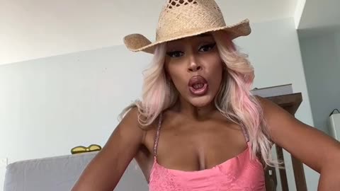 Doja Cat Dancing and pretending to ride the rodeo [Short]