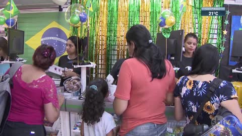 Vendas de artigos para torcedores de futebol estão aquecidas | SBT Brasil (19/11/22)