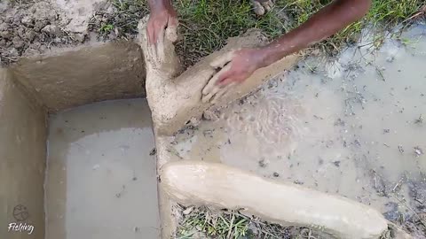 Amazing Hole Fish Trap- Smart Boy Build Fish Trap By Muddy soil ..