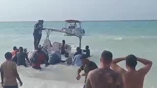 ¡Qué susto! Se volcó lancha con pasajeros en playa de Cartagena